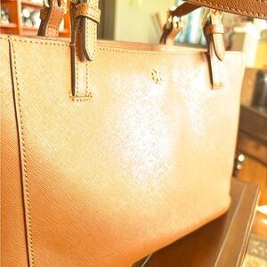 Tory Burch Elegant Tan Leather Tote Bag
